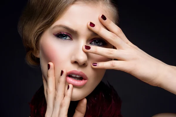 Mooi meisje met rode make-up — Stockfoto