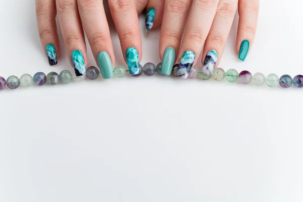 Primo piano di mani di donna con unghie colorate — Foto Stock