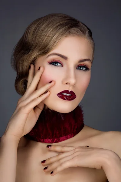 Mooi meisje met rode make-up — Stockfoto