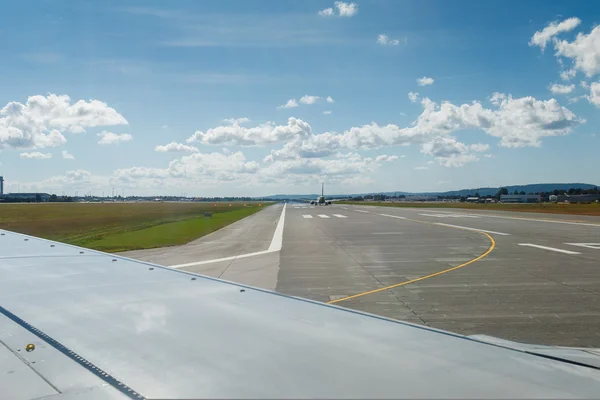 Airplane on airport runway — Stock Photo, Image