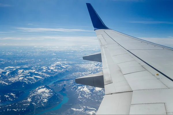 Samolot leci ponad montains — Zdjęcie stockowe