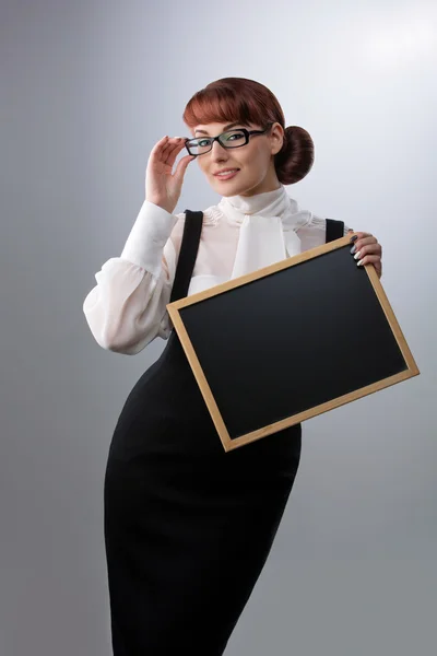 Vrouw met kleine blackboard — Stockfoto