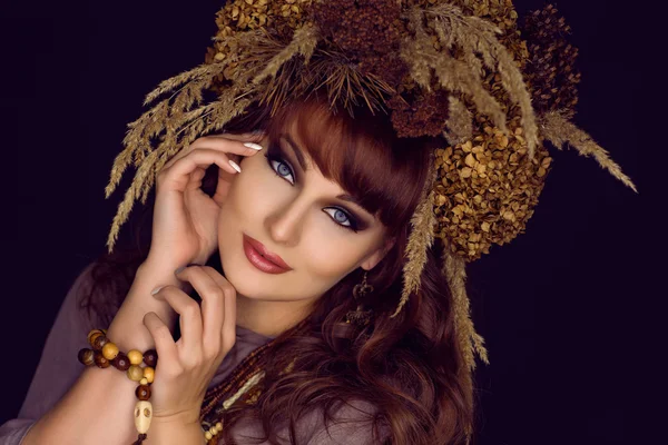 Hermosa joven con flores secas en la cabeza — Foto de Stock