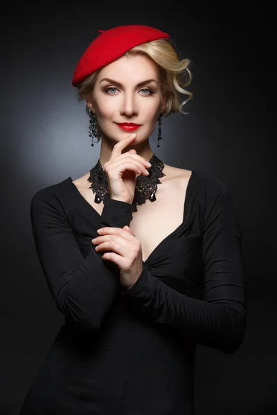 Krásná dáma v červený baret — Stock fotografie