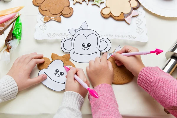 Kinderen maken Kerst peperkoek — Stockfoto