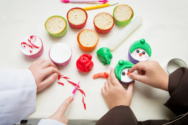 Close-up van grappige kerst cupcakes — Stockfoto