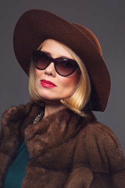 Doğal kürk paltolu güzel Olgun kadın