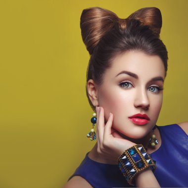 Makyaj ve saç yay ile güzel kız