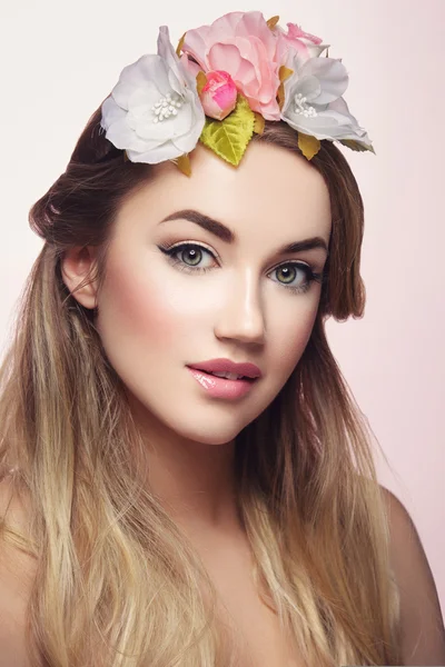 Hermosa chica con flores en el pelo — Foto de Stock