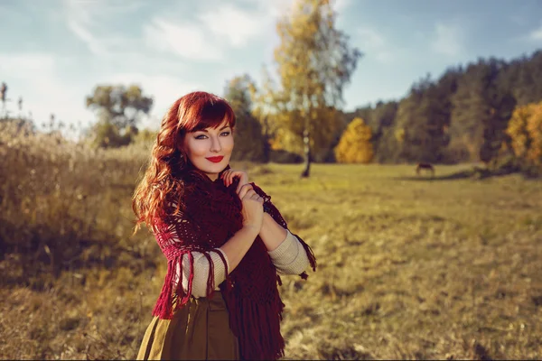 Belle fille en plein air à la campagne — Photo