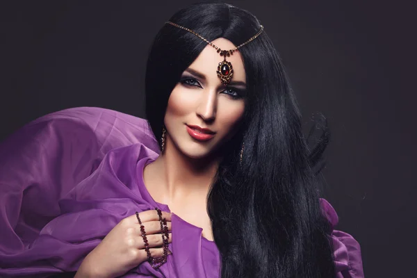 Красивая девушка с арабским макияжем — стоковое фото