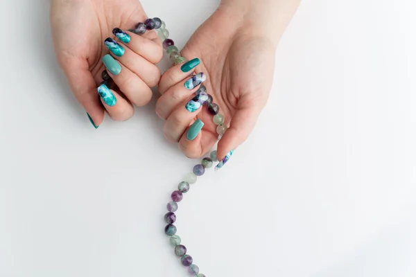 Close-up van vrouw handen met kleurrijke nagels — Stockfoto