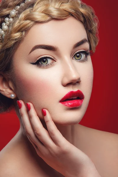 Chica con labios rojos —  Fotos de Stock