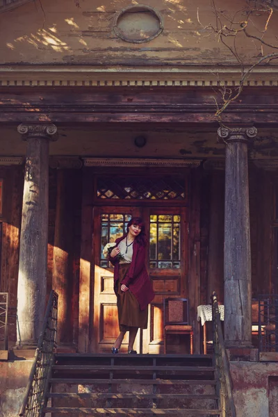 Fille debout sur le balcon de la vieille maison — Photo