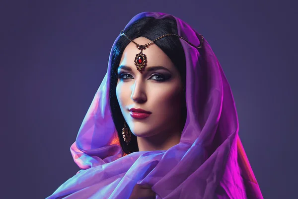 Hermosa chica con maquillaje árabe —  Fotos de Stock