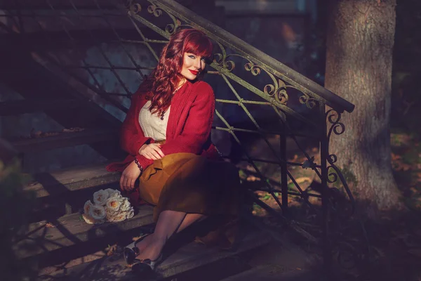 Eski ev merdivenlerde oturan kız — Stok fotoğraf
