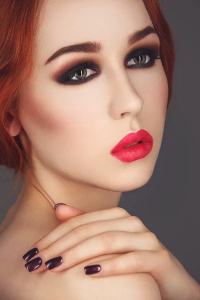 Beautiful girl with smoky eyes and red lips — Stock Photo, Image