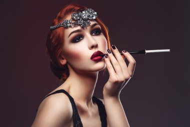Dumanlı gözler ve kırmızı dudaklar sigara holding ile güzel kız