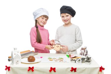 Çocuklar Noel kurabiyesi yapıyor