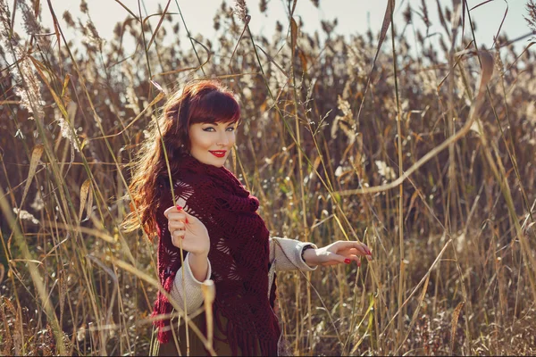 Belle fille en plein air à la campagne — Photo