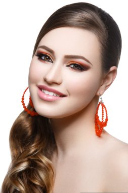 parlak bir makyaj ile kız