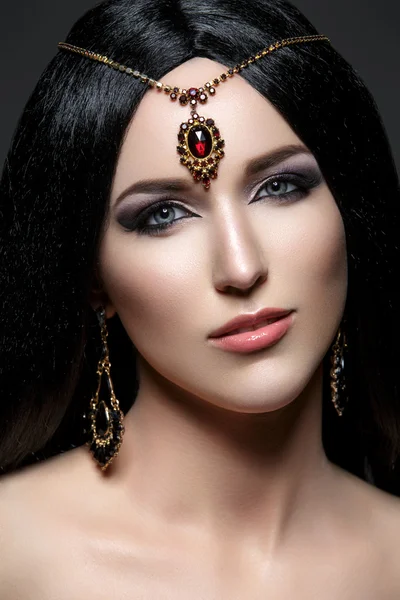 Красивая девушка с арабским макияжем — стоковое фото