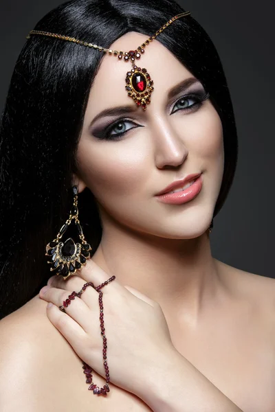 Schönes Mädchen mit arabischem Make-up — Stockfoto