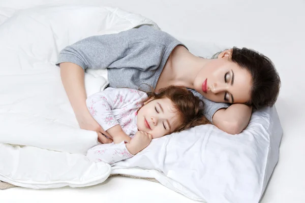 Bela mãe e filha na cama — Fotografia de Stock