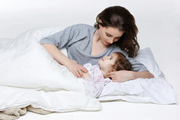 Красива мати і дочка в ліжку — стокове фото