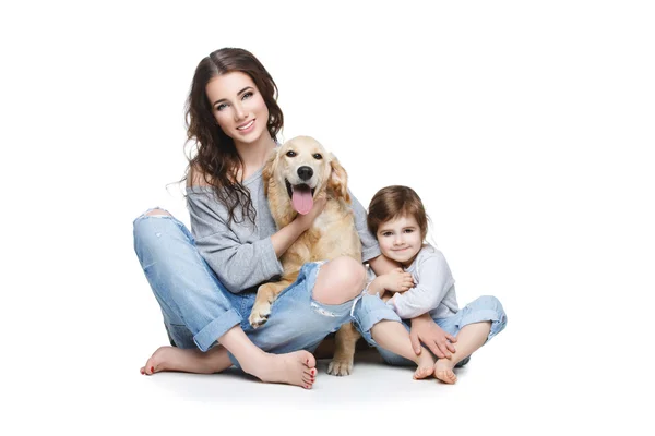 Bela jovem mãe com pequena filha — Fotografia de Stock