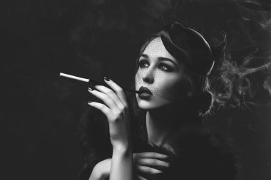 Dumanlı gözler ve kırmızı dudaklar sigara holding ile güzel kız