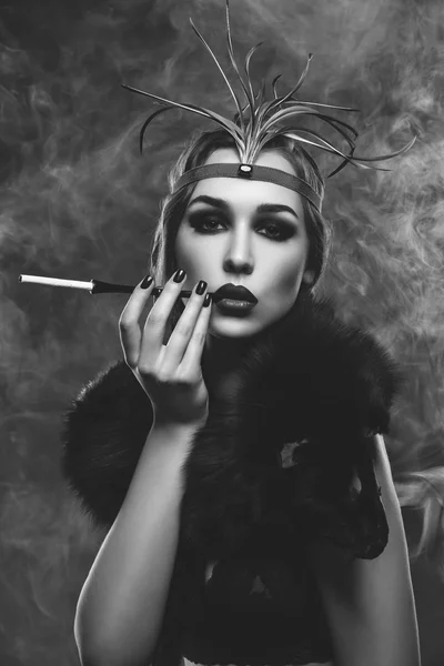 연기가 자욱한 눈과 붉은 입술에 담배를 들고 아름 다운 여자 — 스톡 사진