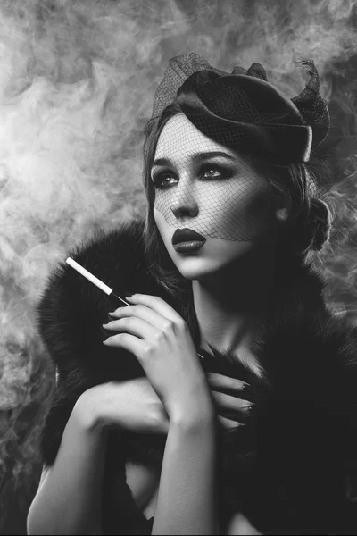 煙のような目と赤い唇がタバコを持って美しい少女 — ストック写真