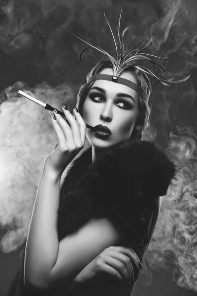 Gyönyörű lány füstös szemek és vörös ajkak cigaretta tartó — Stock Fotó