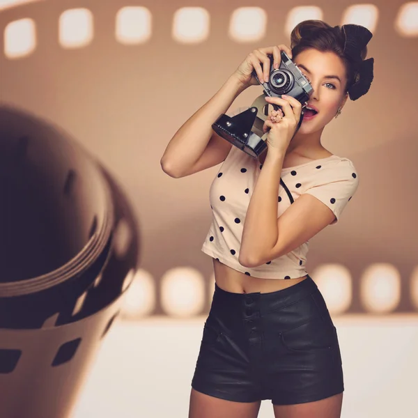 Mädchen mit Retro-Kamera — Stockfoto