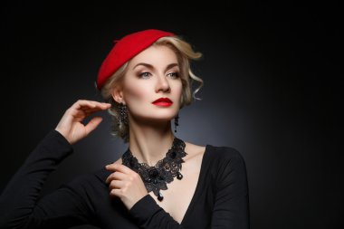 Kırmızı bere güzel Bayan