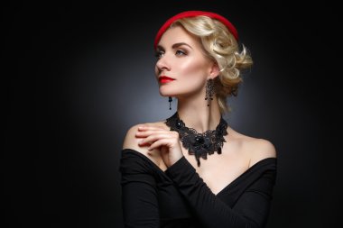 Kırmızı bere güzel Bayan