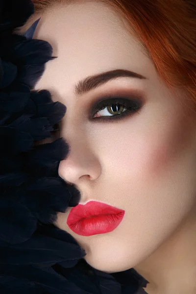 Vacker flicka med sotade ögon och röda läppar — Stockfoto