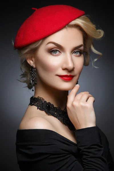 赤いベレー帽で美しい女性 — ストック写真