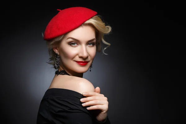 Schöne Dame in roter Baskenmütze — Stockfoto