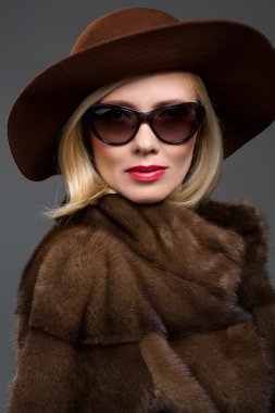 Doğal kürk paltolu güzel Olgun kadın
