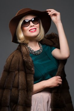 Doğal kürk paltolu güzel Olgun kadın