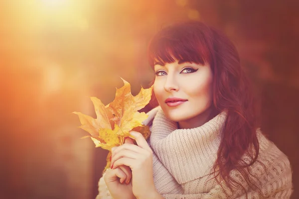 Schöne Mädchen im Freien mit Herbstblättern — Stockfoto