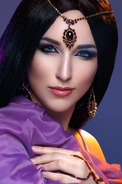 Красива дівчина з арабським макіяжем — стокове фото