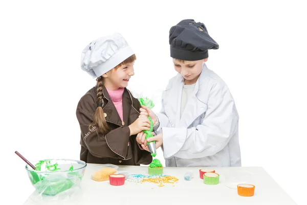 Niños haciendo cupcakes de Navidad — Foto de Stock