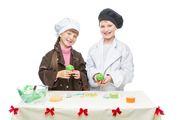 Niños haciendo cupcakes de Navidad — Foto de Stock