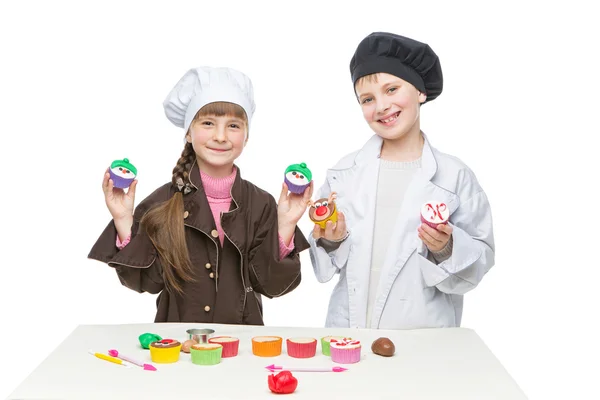 Niños haciendo cupcakes de Navidad — Foto de Stock