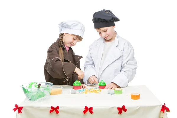 Niños haciendo cupcakes de Navidad — Foto de Stock