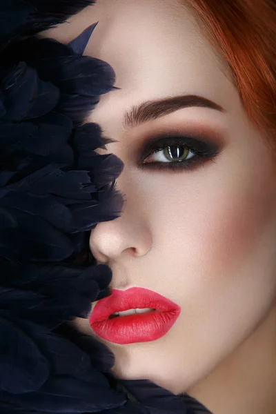 Schönes Mädchen mit rauchigen Augen und roten Lippen — Stockfoto