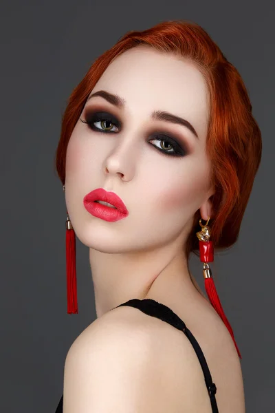 Mooi meisje met rokerige ogen en rode lippen — Stockfoto